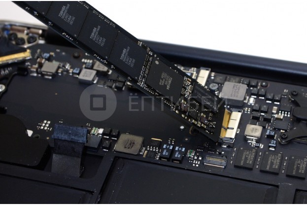 6 - Шаг 6 - извлечение SSD накопителя из разъёма на системной плате