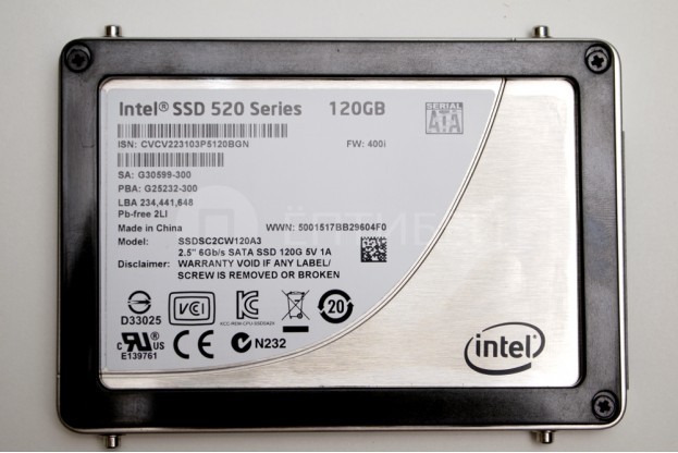 12 - Шаг 12 - установка фиксаторов на SSD