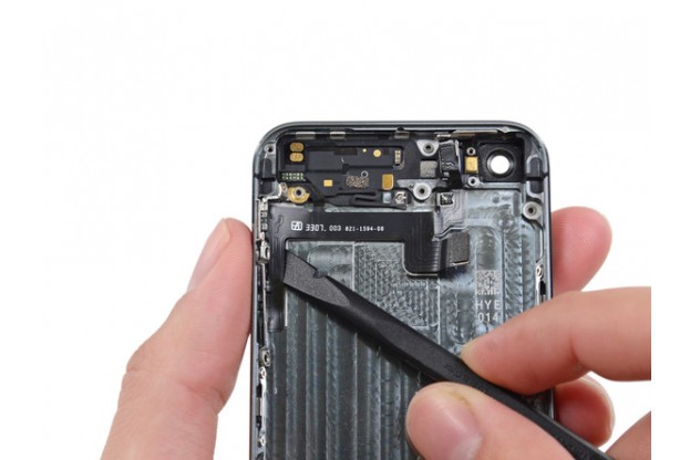 Как снять заднюю крышку iphone