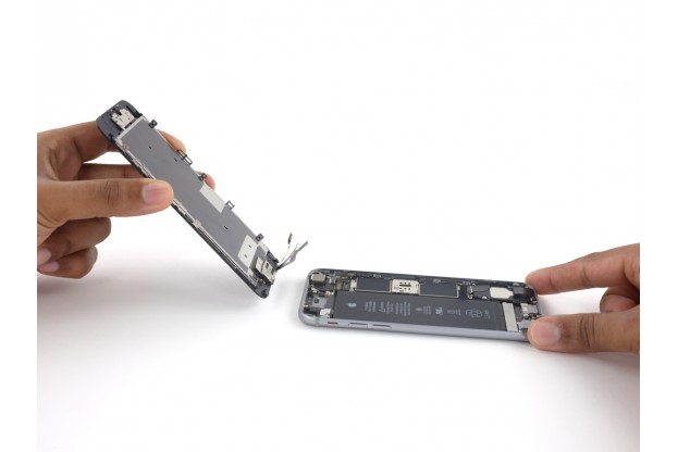 21 - Шаг 21 - Отсоединение дисплея